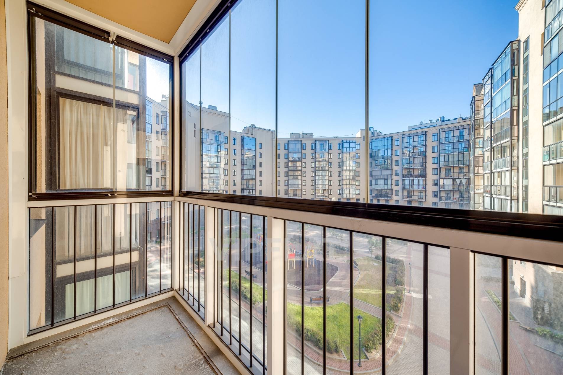 Безрамное панорамное остекление помещения