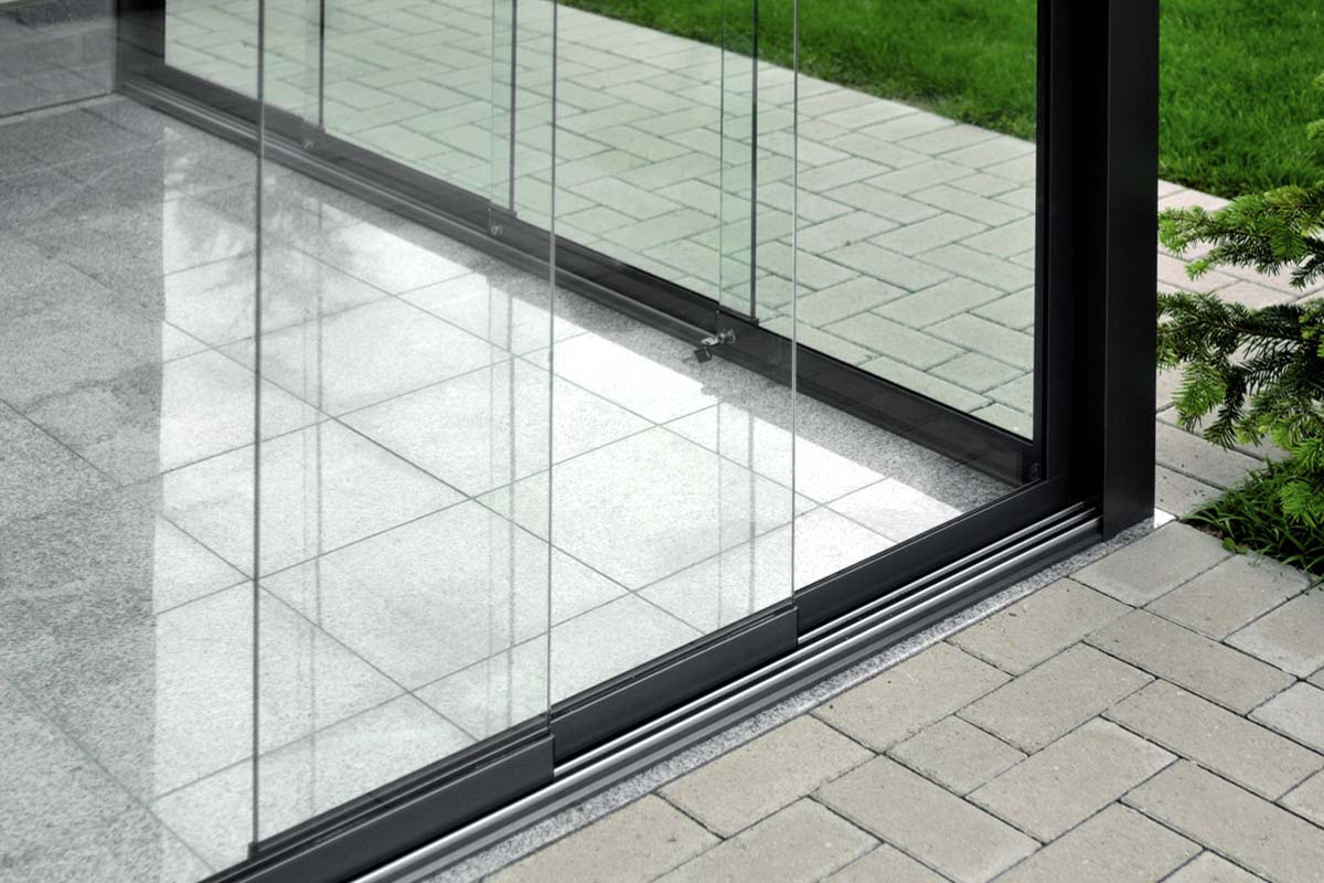 Безрамное раздвижное остекление