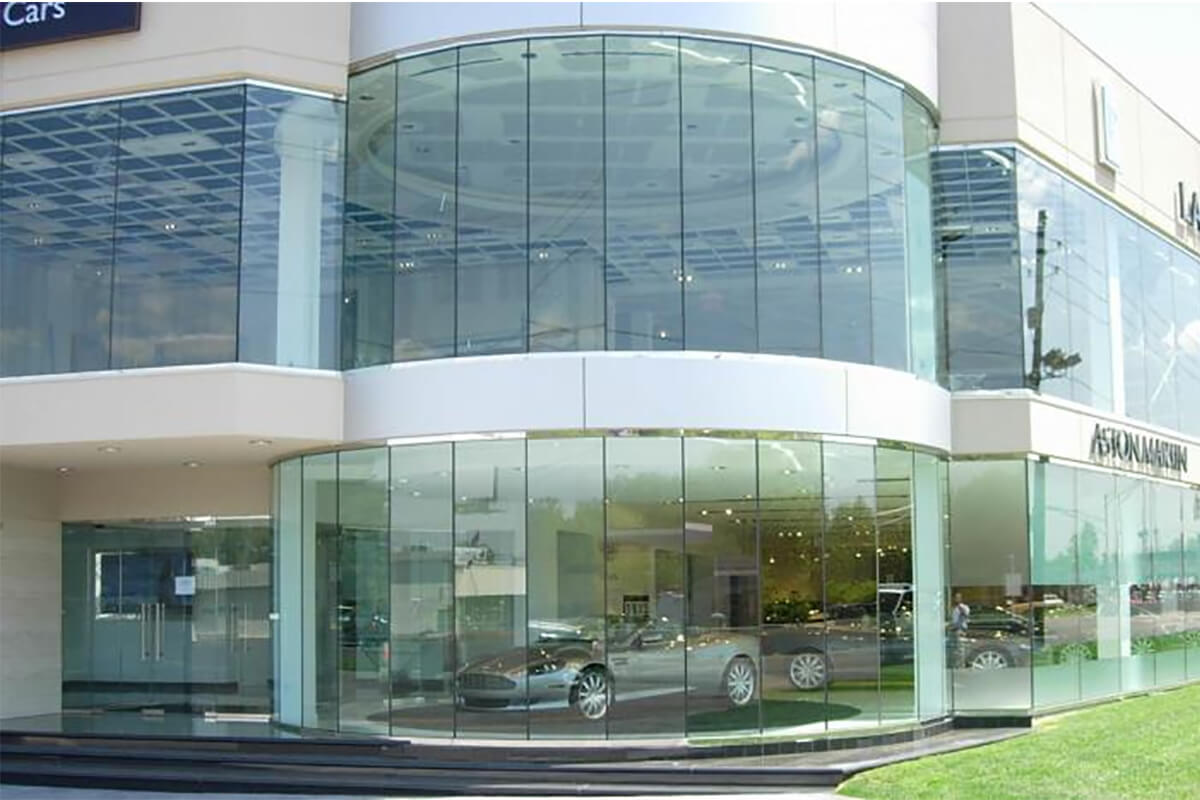 Безрамное остекление автосалона