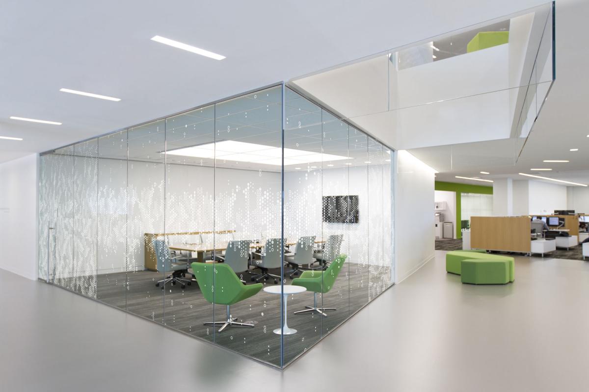 Безрамное остекление офисов