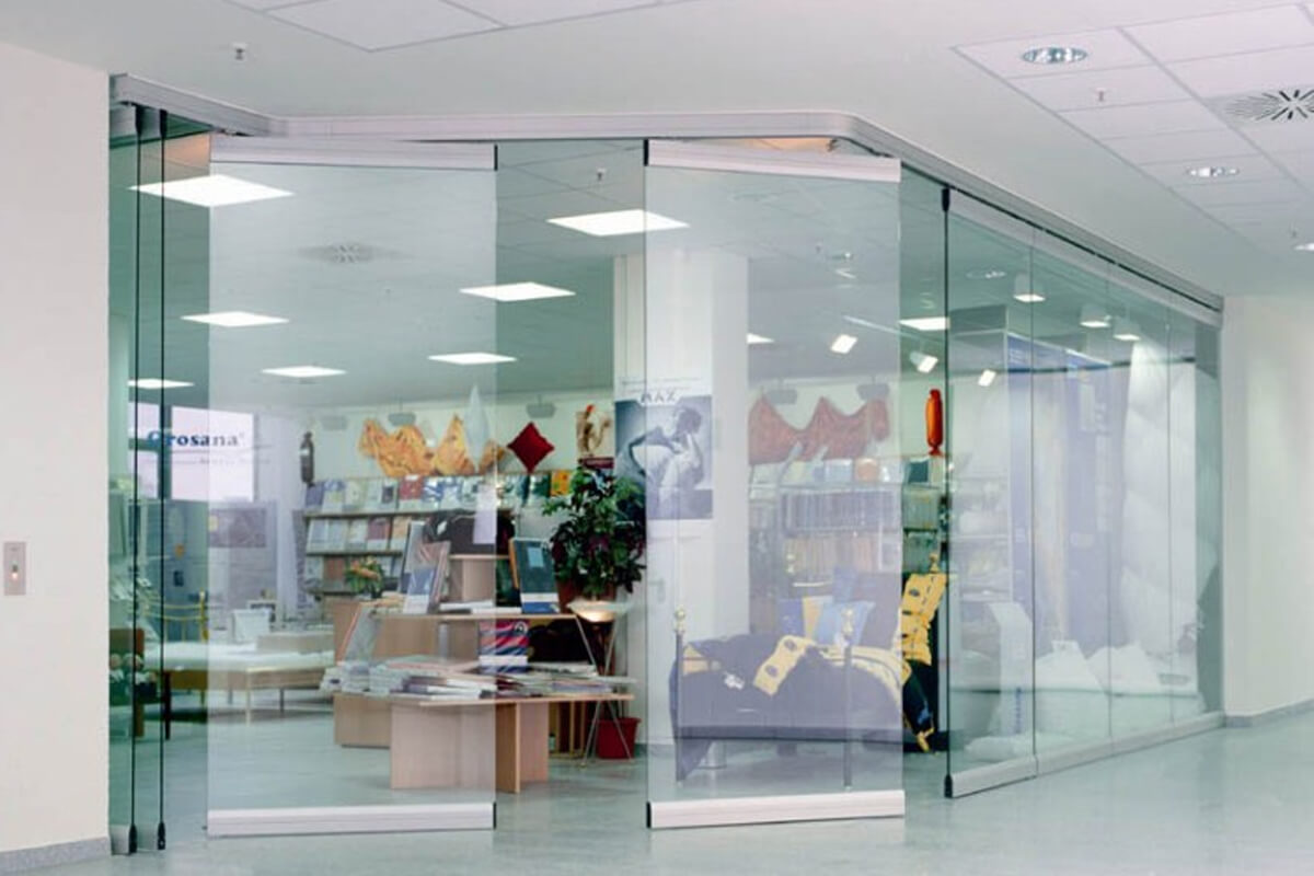 Безрамное остекление магазина