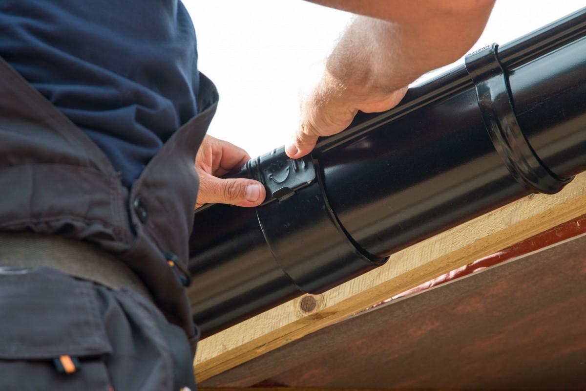 Монтаж водосточной системы крыши